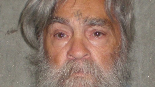 Un museo de Las Vegas compró la dentadura de Charles Manson para exhibirla