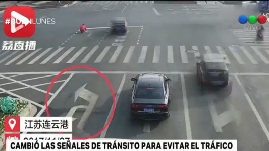 Lo multaron por cambiar las señales de tránsito