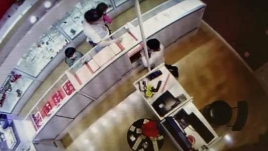 Video: usaron a sus hijos para robar en una joyería