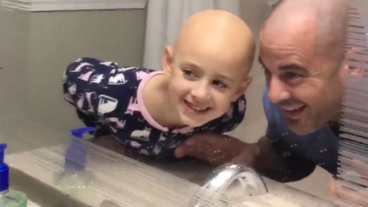 El padre que se rapó para acompañar a su hija que sufre alopecia