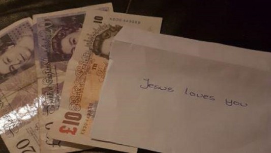 Decenas de vecinos recibieron sobres con plata de un Papá Noel anónimo