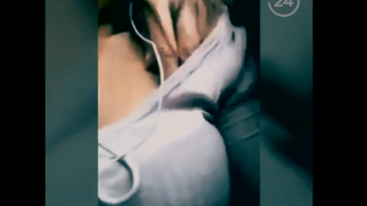 Una joven graba el momento en que un hombre la acosa en un transporte público