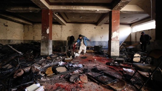 Atentado suicida en un centro cultural de Kabul: hay 41 muertos