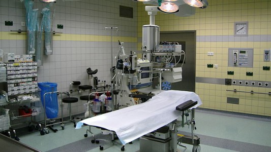 Una médica murió mientras operaba a un paciente después de trabajar 18 horas seguidas