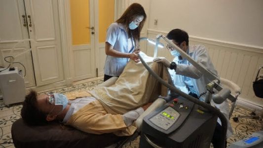 Sorpresa en Tailandia por una nueva tendencia: una clínica ofrece blanqueamiento de penes
