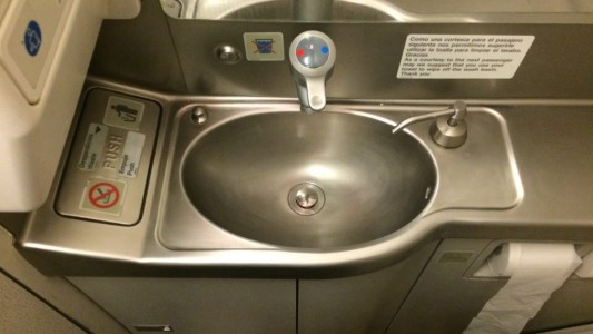 Investigan la muerte de un recién nacido que hallaron en el baño de un avión