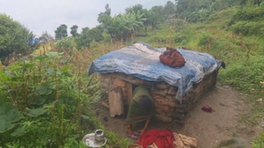 Una nepalí murió por la práctica de hacer dormir afuera de la casa a las mujeres con periodo