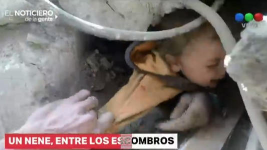 Dramático rescate de un niño luego de un bombardeo en Siria