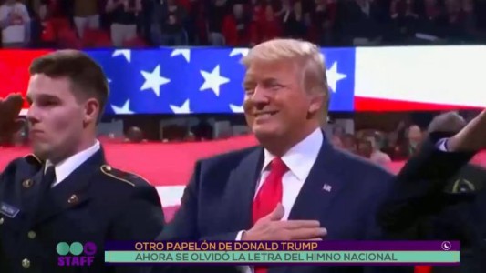 Otro papelón de Trump: se olvidó la letra del himno