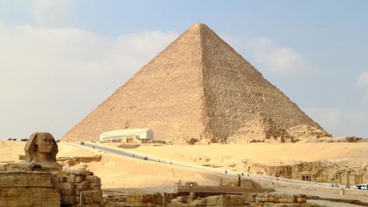 Investigan si hay un trono de hierro extraterrestre en la pirámide de Keops