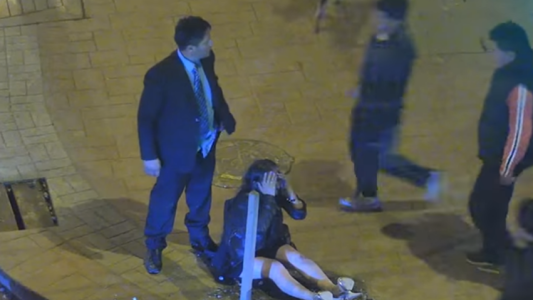 Video: transeúntes golpean a un hombre tras ver cómo le pega a una mujer en plena calle