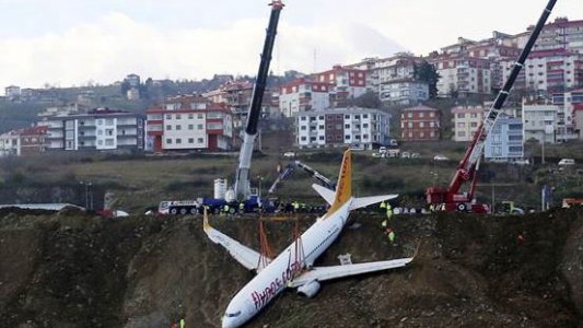 Así fue el rescate del avión que aterrizó en un acantilado en Turquía