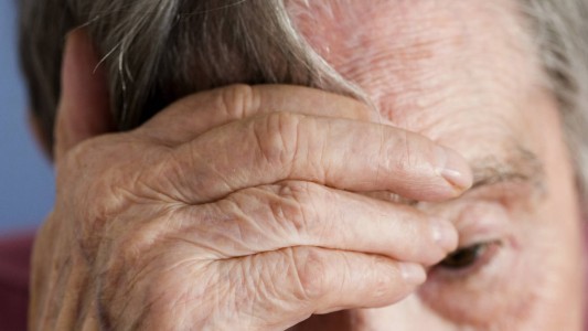 Una mujer le hizo creer a su abuelo que tenía cáncer cerebral y le sacó 45 mil euros para su tratamiento