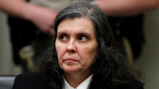 La sonrisa escalofriante sonrisa de la mujer que secuestró y torturó a sus 13 hijos en la "casa del terror"