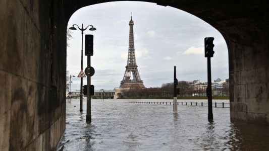 París bajo el agua por la crecida del Sena: preocupa que se inunde el Louvre