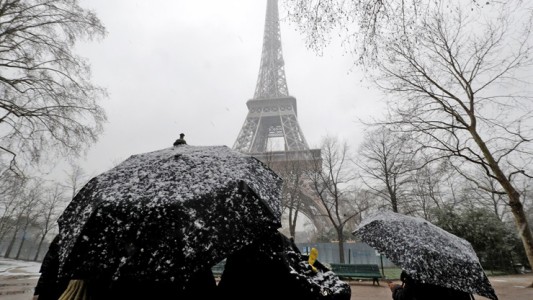 Fuerte nevada en París: cierran la Torre Eiffel