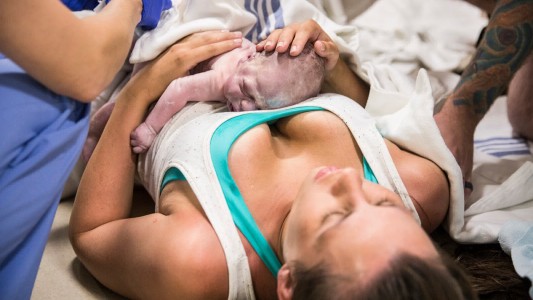Las increíbles imágenes de un parto de emergencia en el pasillo de un hospital