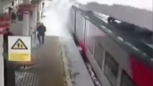 Impresionante video: un alud de nieve cae violentamente sobre un tren en Moscú