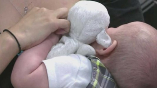 Por primera vez, una mujer transgénero logra amamantar a su bebé gracias a un tratamiento