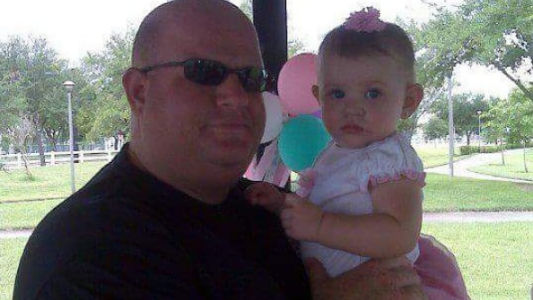 Entrenador héroe en el tiroteo de Florida: se arrojó frente a sus alumnos para salvarlos y murió