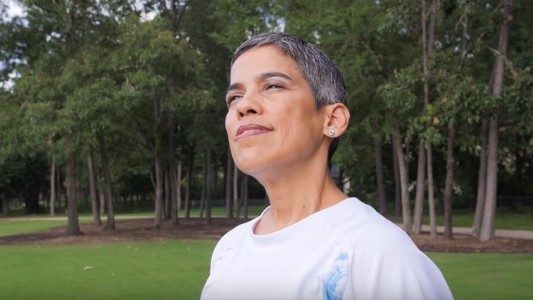 Murió la youtuber que aseguró que se había curado el cáncer rezando y con dieta vegana