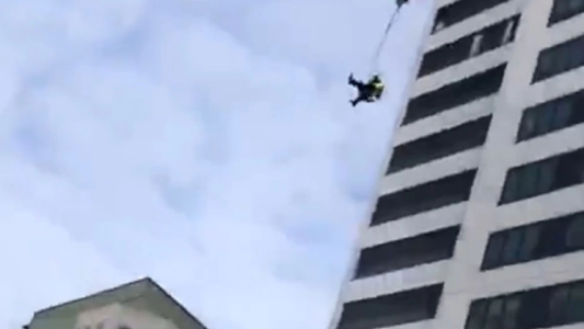 Le falló el paracaídas al saltar de un edificio de 24 pisos y sobrevivió