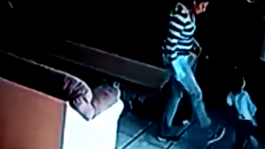 Una niñera es filmada golpeando a unos gemelos: aseguran que no es prueba suficiente para investigarla