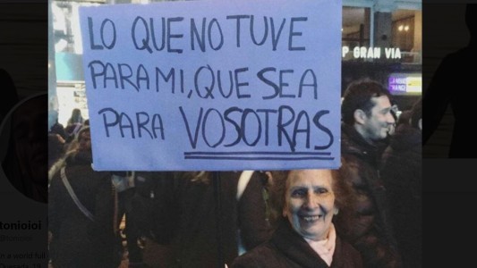 La emocionante foto de una mujer que se convirtió en el símbolo del #8M en España