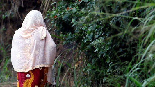 Un hombre ataca con ácido a su mujer mientras duerme por dar a luz una niña