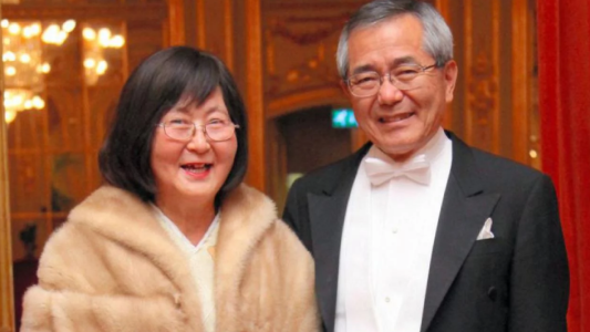 Encontraron a un Premio Nobel caminando desorientado por una ruta y a su mujer muerta en el auto