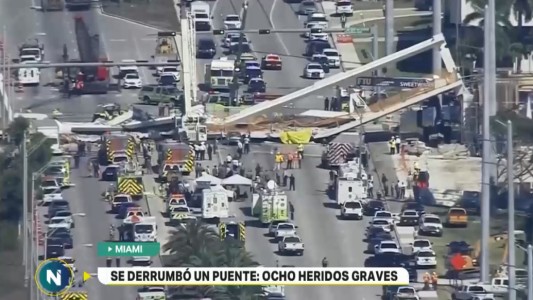 Varios muertos y autos atrapados al caer un puente peatonal en Miami