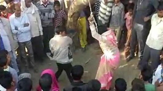 Video del horror en India: un hombre castigó a su esposa con 100 latigazos y un grupo de hombres intentó violarla