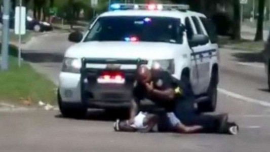 Video escalofriante: un policía mató a un hombre negro desarmado y con los pantalones bajos