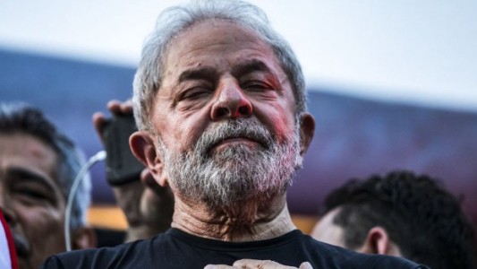 Lula detenido ante un país dividido