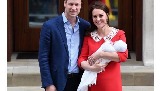 A las 7 horas de dar a luz a su tercer hijo, Kate Middleton abandonó la clínica junto al príncipe  William