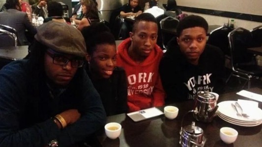 Por ser negros, en un restaurante les exigieron que paguen antes de servirles