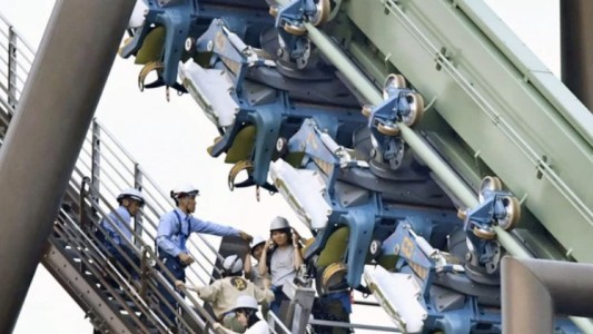Terror en la montaña rusa: 64 personas quedaron colgadas boca abajo en Japón