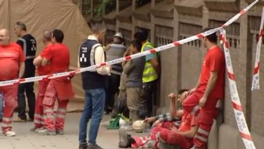 Se derrumbó un edificio en Madrid: buscan a dos obreros con microcámaras