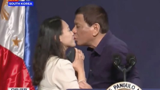 Escándalo con el presidente de Filipinas: obligó a una mujer a darle un beso en la boca