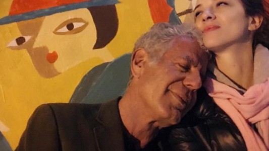 El doloroso mensaje de Asia Argento, novia de Anthony Bourdain