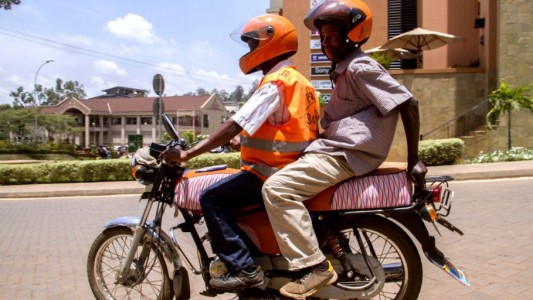 Uganda quiere prohibir el uso de capucha en motociclistas para reducir delincuencia