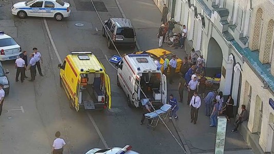 Un taxi atropelló a varias personas en la Plaza Roja tras el partido de Argentina: 8 heridos