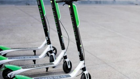 Tras el fracaso con autos eléctricos, París lanza un sistema de monopatines de alquiler