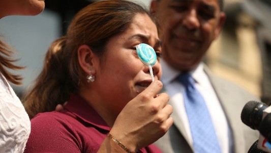 Guatemalteca logra ver a sus tres hijos después de 45 días separados en la frontera de Estados Unidos