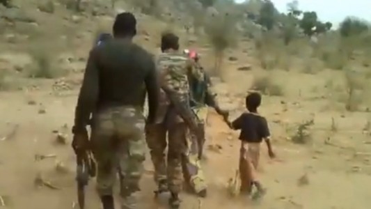 Investigan un video escalofriante en el que soldados de Camerún ejecutan mujeres y niños