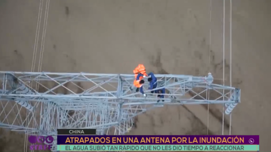 Impresionante rescate a operarios que quedaron atrapados en una antena por la inundación