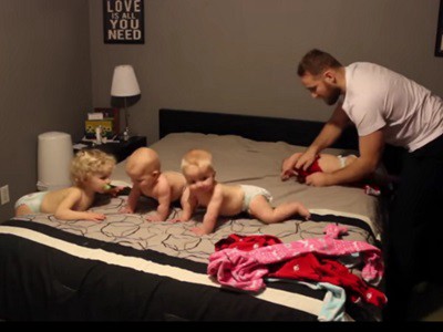 #EsViral: Ahora es el turno de papá ¿cómo cambiar a los cuatro bebés?
