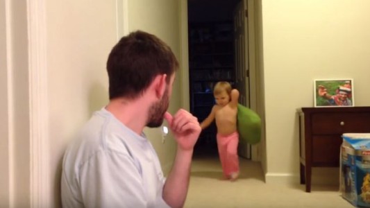 Guerra de almohadas: quiso hacerle un chiste al hijo y lo terminó derribando