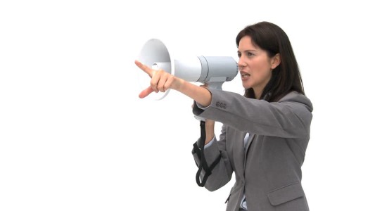 Se hizo un ingenioso tatuaje para recordar a todos que es sorda de un oído