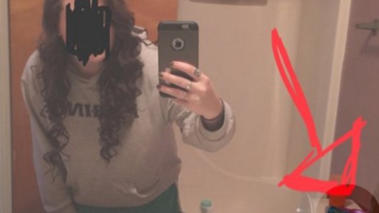 Compartió una selfie con su familia, omitió un detalle íntimo y su hermano la escrachó en las redes sociales